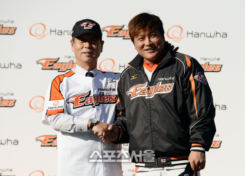 [SS포토]한화 김태균, 김성근 감독 덕에 20대로 회춘?