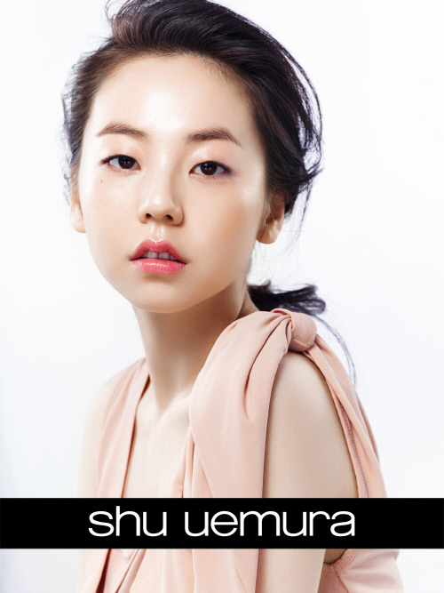 슈에무라] 안소희의 신제품 '글로우 크리에이터' 화보 메인 컷