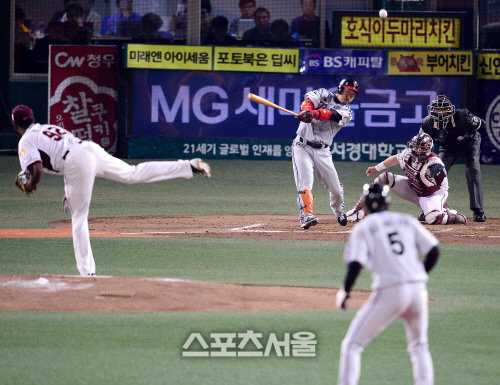 [SS포토]플레이오프1차전 LG 이병규, '100마일 투수라고?'