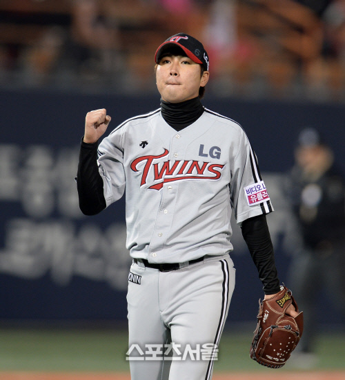 [SS포토] 플레이오프 1차전, LG 우규민... '홈런왕'도 꽁꽁!!!