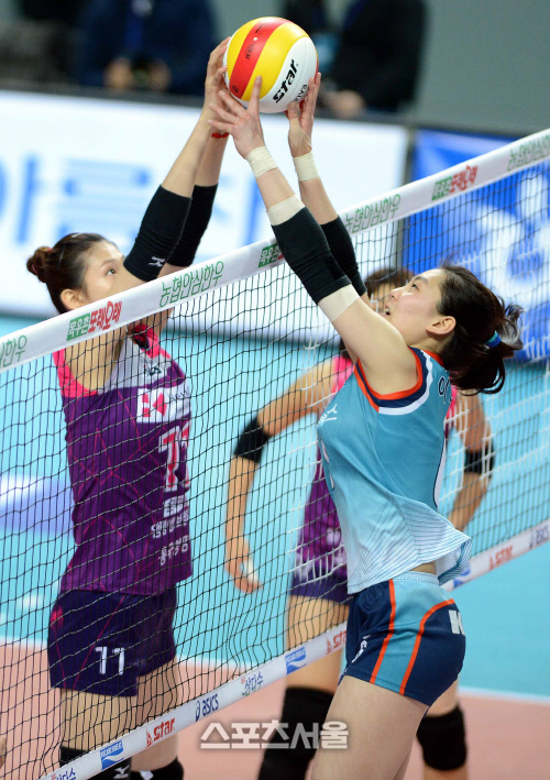 [SS포토]GS칼텍스-흥국생명 김수지-이나연, '팔힘쎄기 해볼까?'