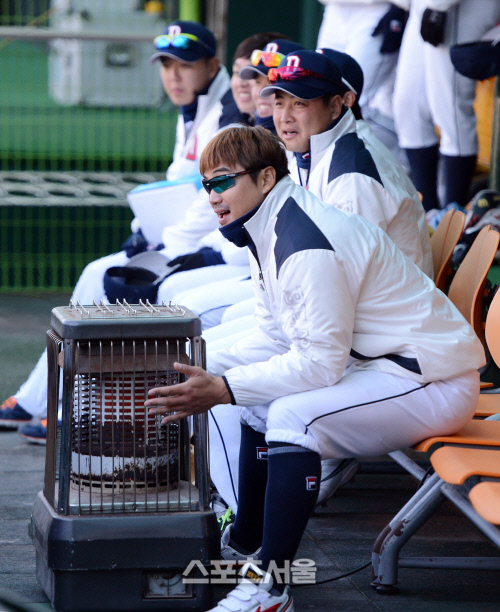 [SS포토]두산 홍성흔, '추운데 야구하겠네'