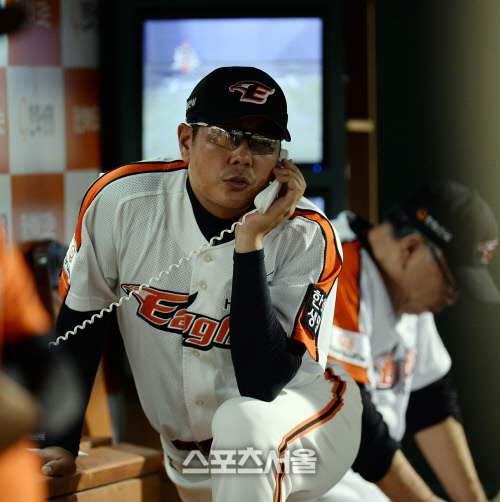 [SS포토] 정민철 투수 코치 '점점 바빠지는걸'