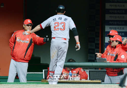 [SS포토] SK 새 방마이 브라운, 3안타에 역전 희생타까지?