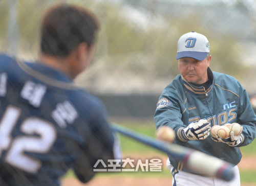 [SS포토] NC 전훈 김경문 감독, 훈련은 계속된다...