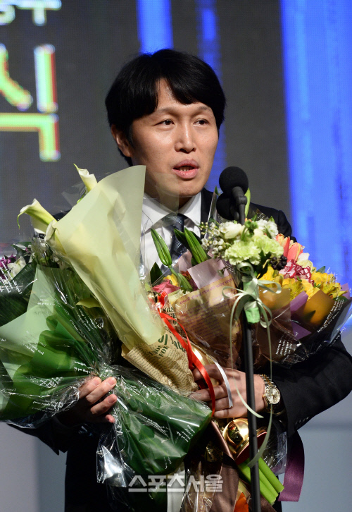 [SS포토]지도상 수상한 위성우 감독, '가르침 주신 다른 감독님들께 감사를...'