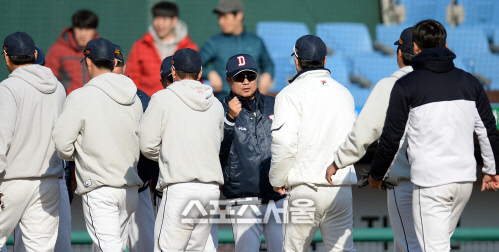 [SS포토] 두산 김태형 감독, 간만의 경기 승리로 장식