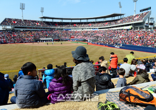 [SS포토] KT위즈파크 개장, 외야 잔디마저 만원 사례의 열기!