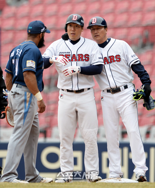 [SS포토]두산 김현수, 이정도 데드볼은 안 아파