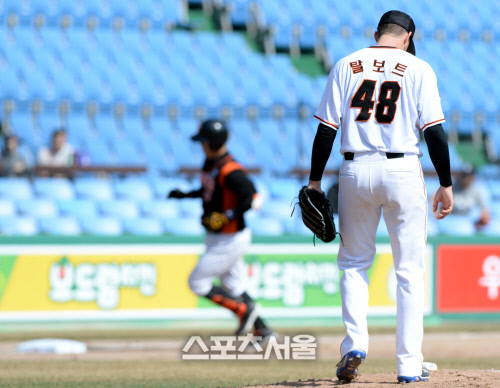 [SS포토]한화 탈보트, 강민호에 투런포! 내가 왜 이럴까?