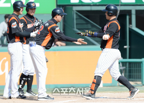 [SS포토] 롯데 강민호, 시범경기 첫 홈런포! 쾅쾅!