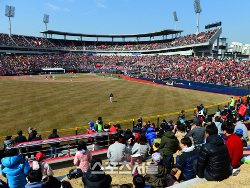 [SS포토] KT위즈파크 개장, 외야 잔디에서 즐기는 관람!