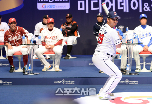 [SS포토]두산 유희관, '이것이 서건창의 타격폼!'(KBO리그 미디어데이)