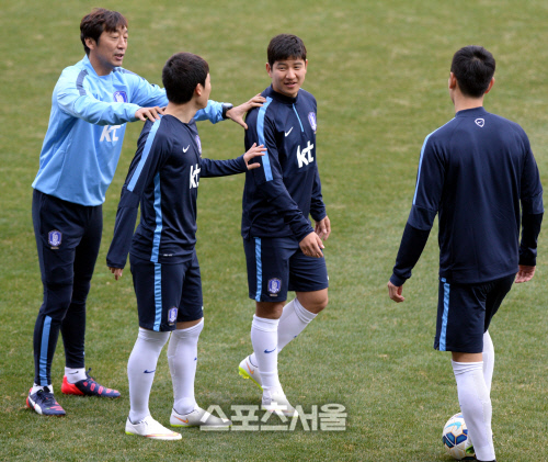 [SS포토] 대표팀 박주호, 키 한번 재보자고!