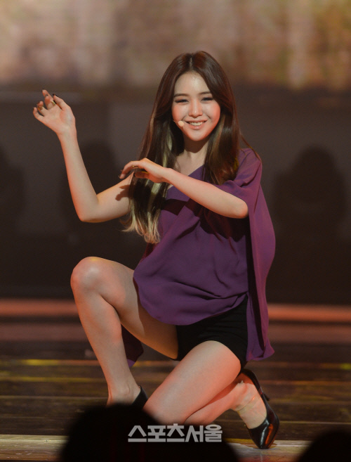 [SS포토] 민아, '쩍벌' 안무에 웃음이 절로... (엠카)