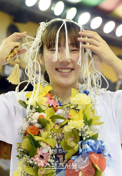 [SS포토]챔피언결정전 MVP 박혜진, '이렇게 쓰는 건가요?'