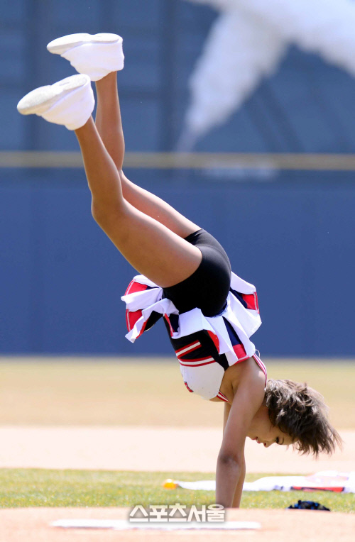 [SS포토]프로야구개막전 두산치어리더 파울라, 독특하죠~