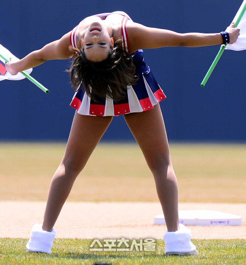 [SS포토]프로야구개막전 두산치어리더 파울라, 온몸으로...