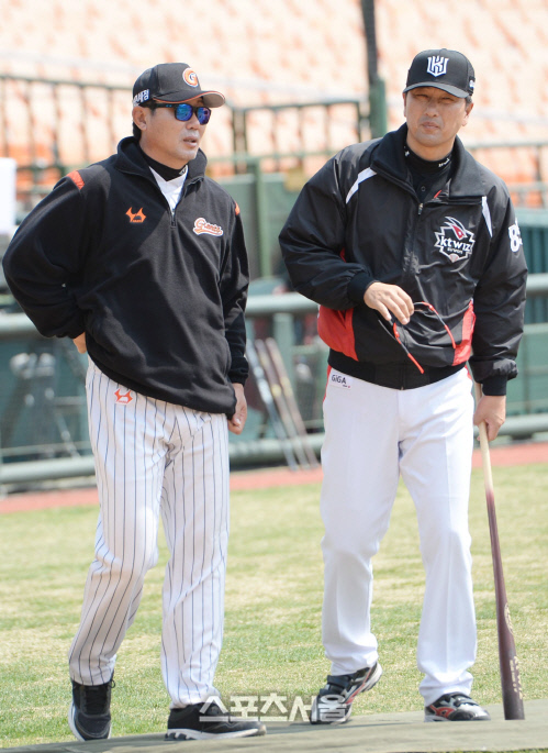 [SS포토]롯데 김응국, 박계원 코치 오랜만에 사직 밟아보네