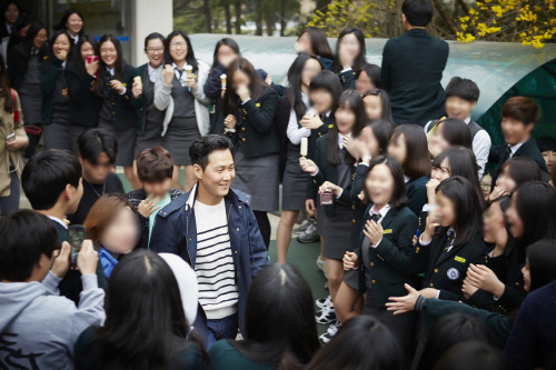 이정재_현대고등학교_방문02[출처=씨제스엔터테인먼트]