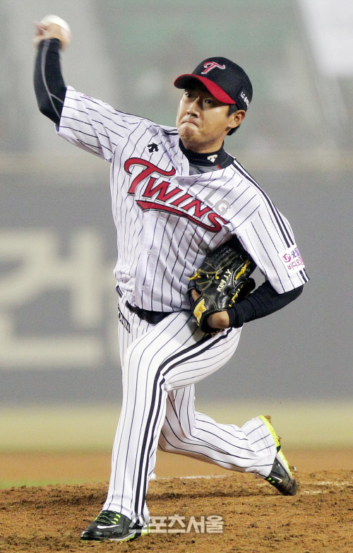 [SS포토]LG 김지용, 비가 오니 홈런 맞네