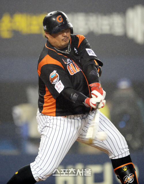 [SS포토]롯데 최준석, 제대로 걸리면 타점 나오고