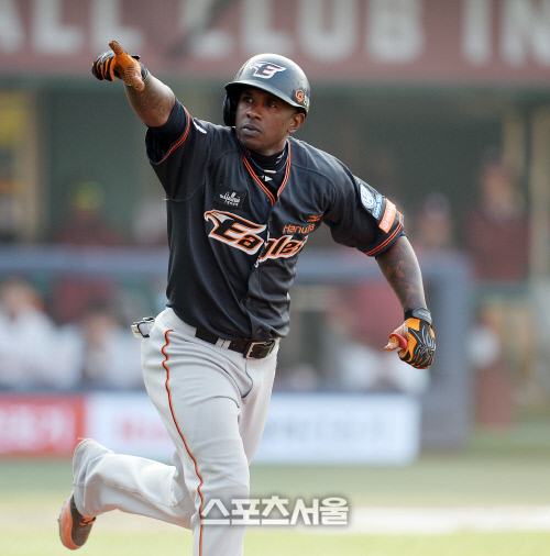 [SS포토] 볼 맞은 한화 모건, 이건 사구 (死球) 세리머니(?)