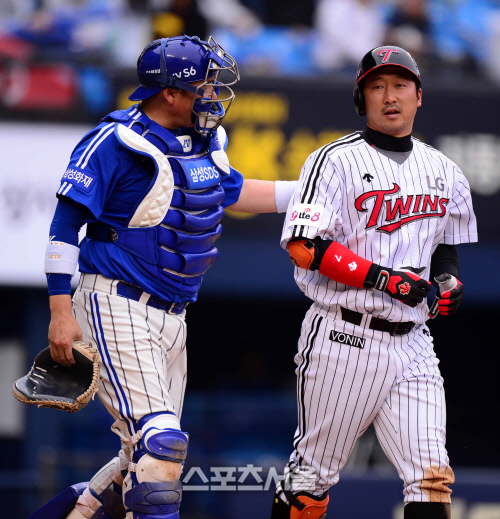 [SS포토]삼성-LG 진갑용, 병규야! 참을 수 있지?