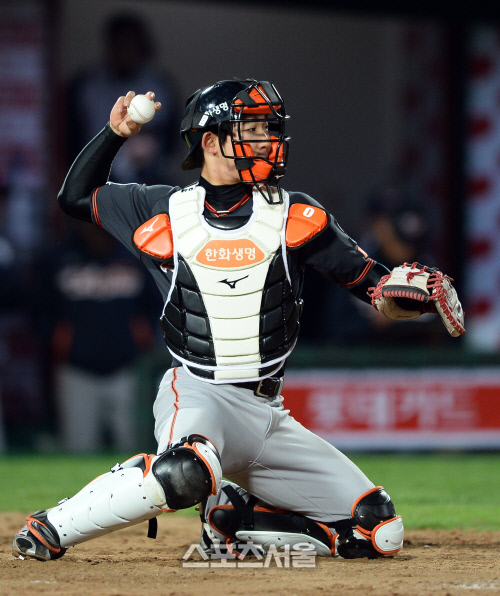 [SS포토]포수로 변신한 내야수 주현상, '앉아 쏴'도 가능해요!