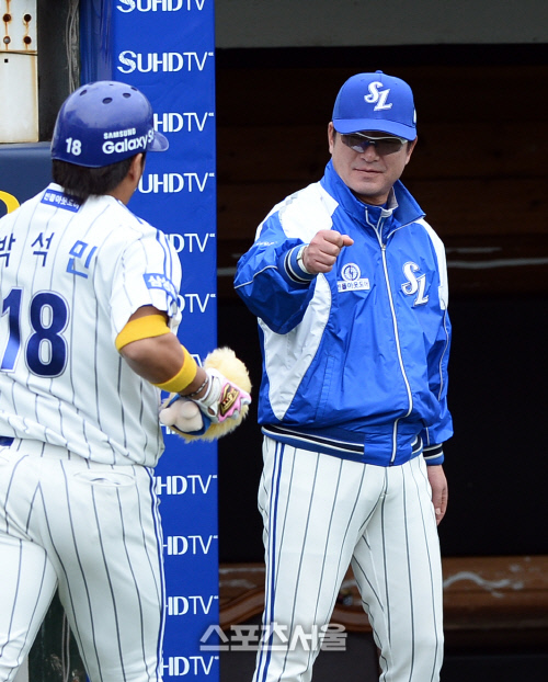 [SS포토]삼성 류중일 감독, '우리 캡틴 박석민 좋았어!'
