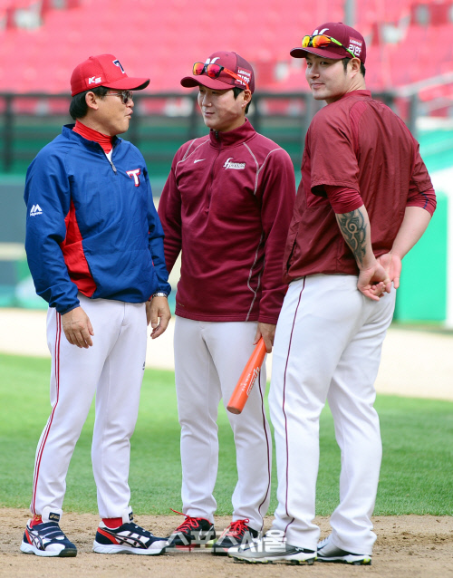 [SS포토] 박흥식 코치, 애제자 박병호와 인사