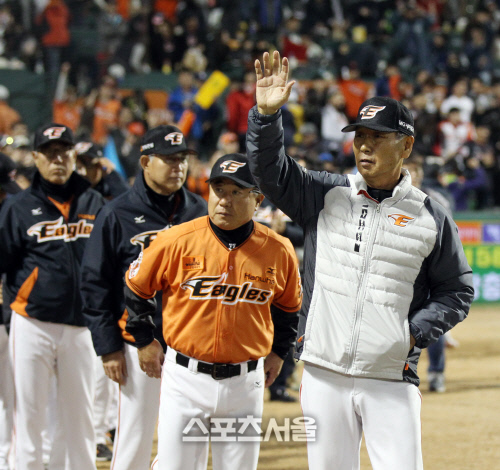 [SS포토] 한화 김성근 감독, NC 제물로 승률 5할 달성!