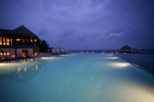 몰디브의 럭셔리 리조트 코코팜 보두히인피니티 풀라티튜트바