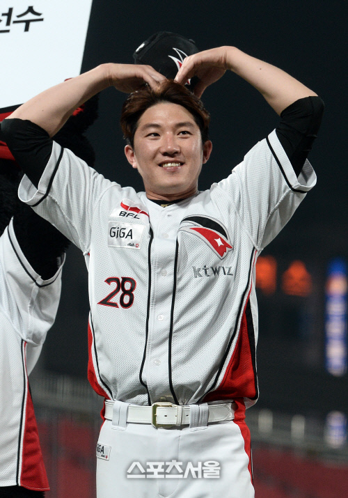 [SS포토]창단 첫 홈경기 승리 투수 장시환, '팬 여러분 사랑합니다!'