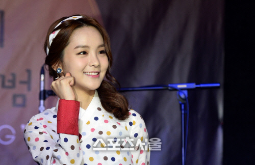[SS포토]첫 앨범 발표한 송소희, '국민 여러분도 파이팅!'