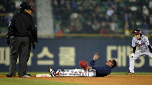 [SS포토]그라운드에 드러누워버린 KIA 김기태 감독