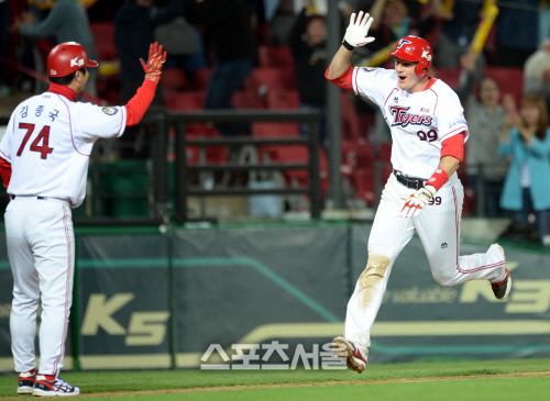 [SS포토]KIA 필의 만루홈런 쾅, 생애 최고의 날일 거야