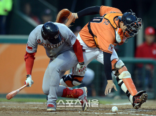 [SS포토]SK-한화 정범모, 이크 공을 놓쳤다~