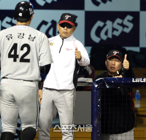 [SS포토]양상문 감독, 유강남 앞으로 계속 홈런 칠 거지