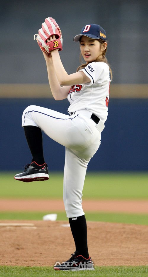 [SS포토]박보람, 이렇게 예쁜 시구 보셨나요