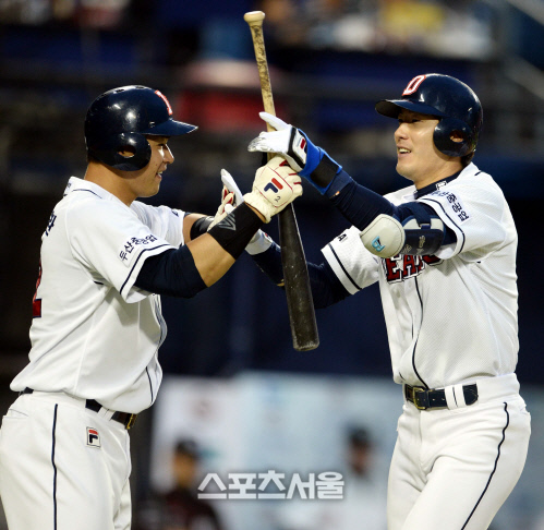 [SS포토]두산 김재환, 거포 형님 여기 홈런 배트 대령했습니다