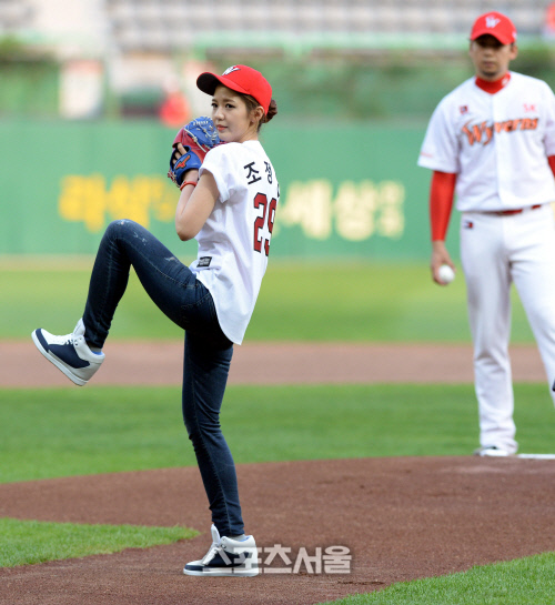 [SS포토] 조정연 아나운서, 시구는 하이킥부터!