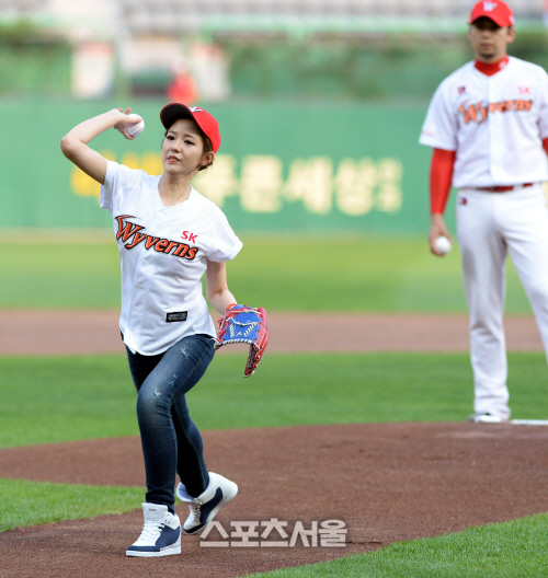 [SS포토] 조정연 아나운서, 윤희상 앞에서 열혈 시구!