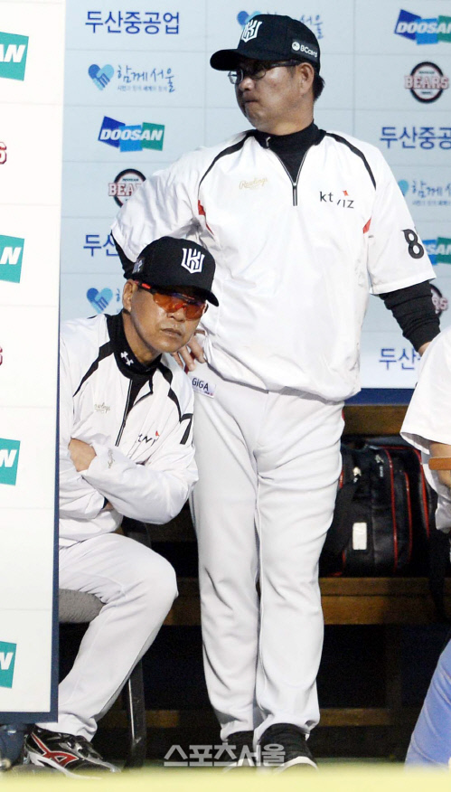 [SS포토]kt 조범현 감독, 안전 진루권을 두산에서 인정해야지