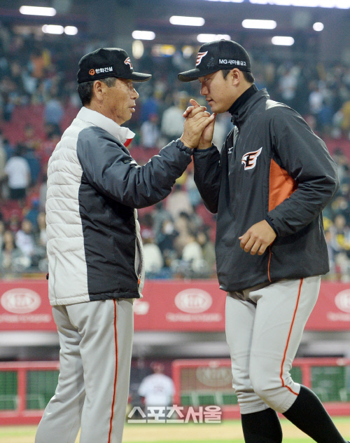 [SS포토]선발 안영명 4승 축하하는 한화 김성근 감독