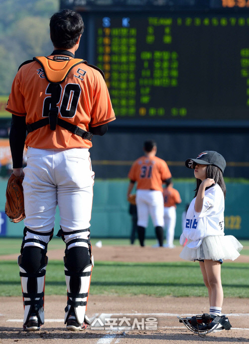 [SS포토]한화이글스의 소녀천사팬, '아저씨는 왜 가만히 서 있어요?'