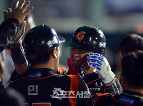 [SS포토]강민호의 장성우를 향한 격렬한 축하