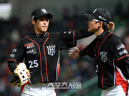 [SS포토] kt 박세웅, 든든한 외야 수비 믿으니깐~