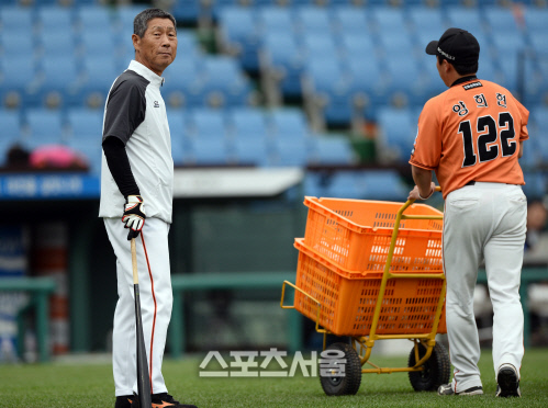 [포토스토리]김성근 감독의 지옥의 펑고, 정근우-강경학을 정조준하다!