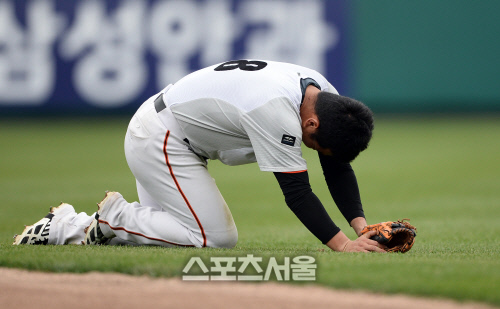 [SS포토]김성근 감독의 펑고 받는 정근우, '나 죽을 것 같아!'